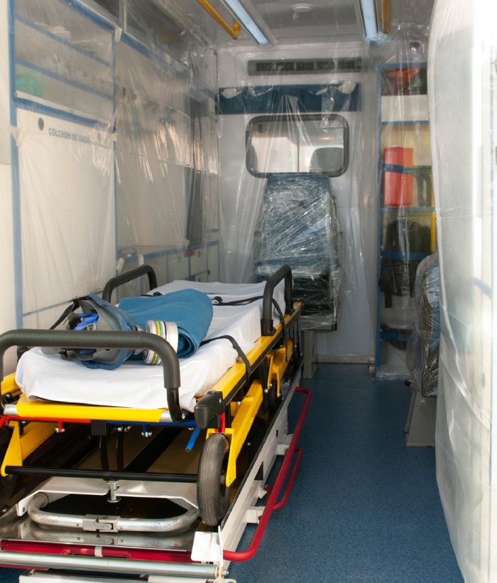 Intérieur d’une ambulance équipée pour le transport médical de patients