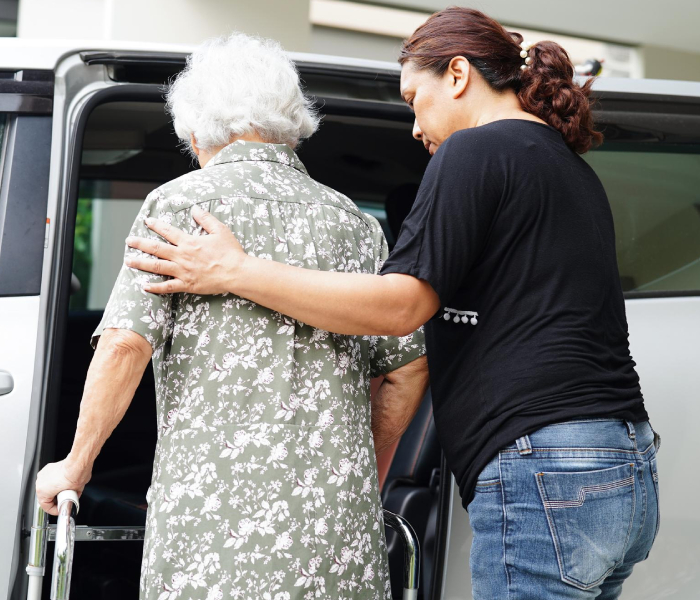 Transport médical avec accompagnement d’une personne âgée par Taxi Gérald